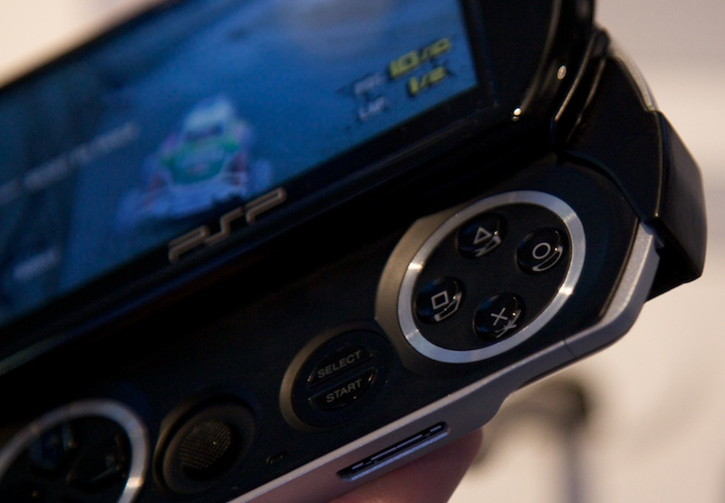 Illustration for article titled Hands On: Is The PSP Go! Too Small?